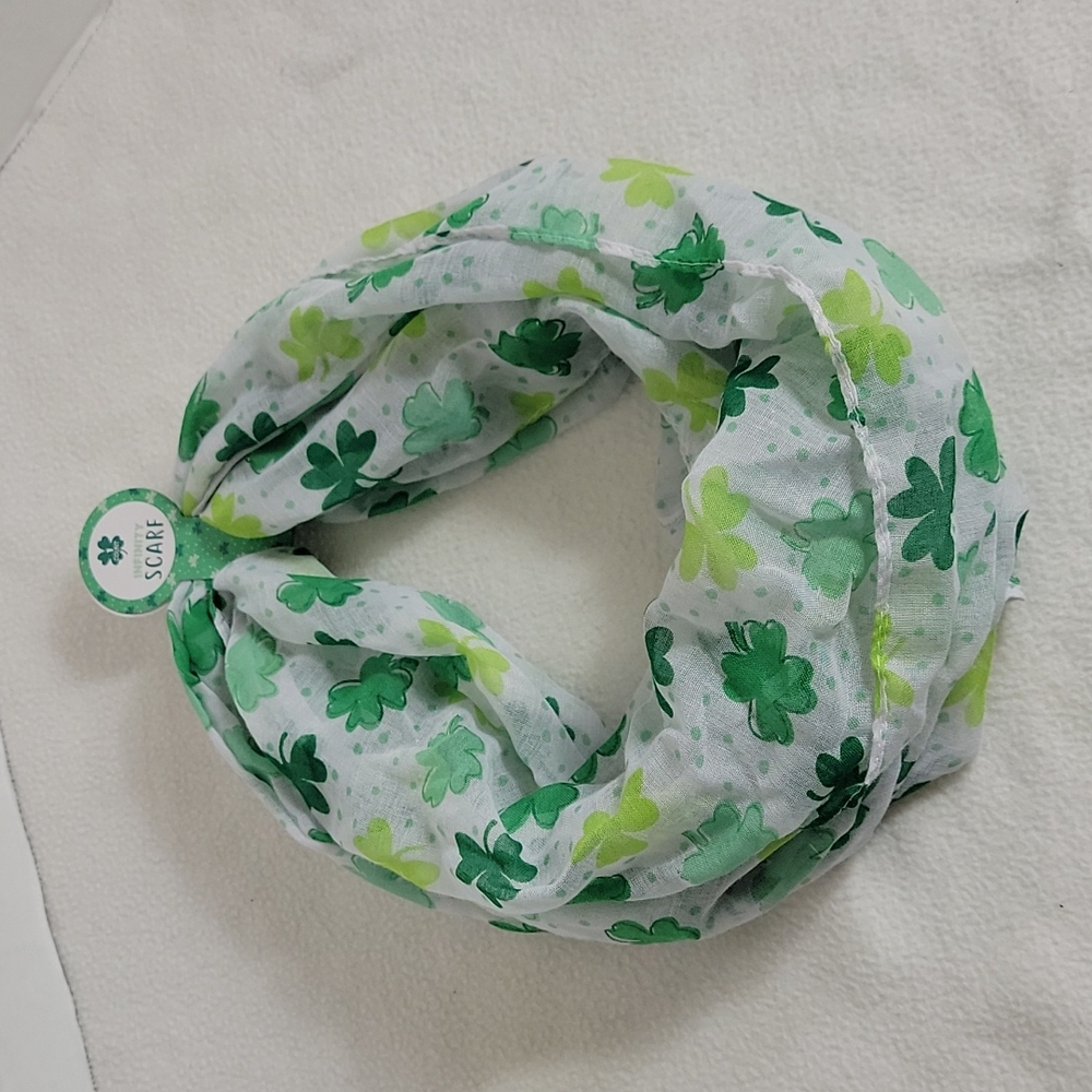1 Count Cloves Green White Infinity Scarf NWT